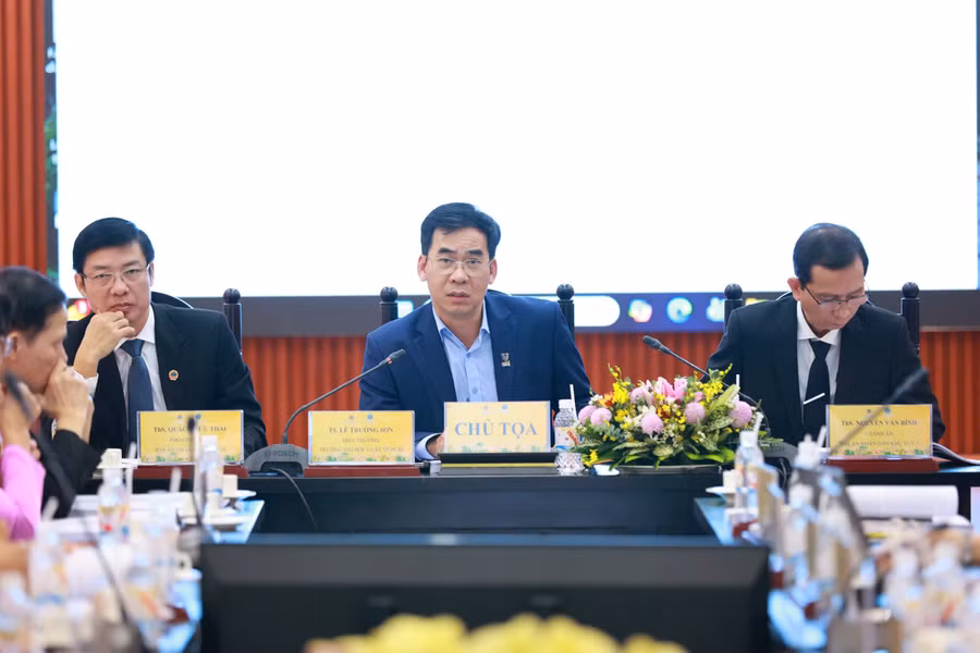 Ban chủ tọa hội thảo. Ảnh: HCMULAW.