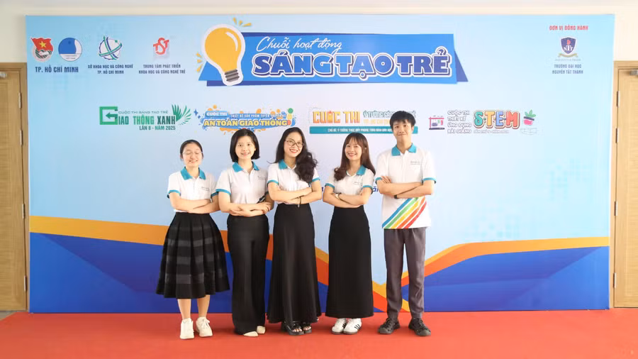 Sinh viên hào hứng tham gia cuộc thi. Ảnh: Trung tâm Phát triển Khoa học và Công nghệ Trẻ.