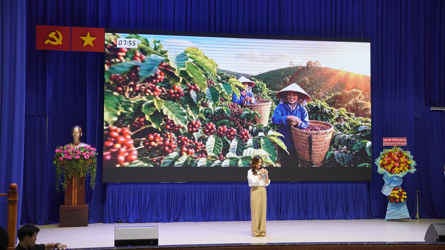 Đội Đậu Phê thuyết trình dự án "Cà phê sữa đậu". Ảnh: SGU. 