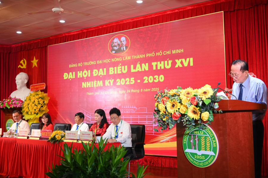 Ông Trần Văn Nam - Thành ủy viên, Phó Bí thư Đảng ủy, Chủ nhiệm Ủy ban Kiểm tra Đảng ủy UBND TPHCM phát biểu. 2phat-bieu-lanh-dao-cap-tren-min.jpg