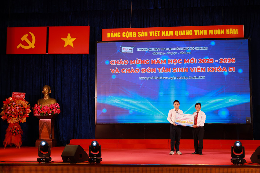 Nhà trường trao tặng học bổng cho tân thủ khoa Nguyễn Lê Đăng Khoa với tổng giá trị gần 236 triệu đồng. Ảnh: HCMUE. img-8286-min.jpg