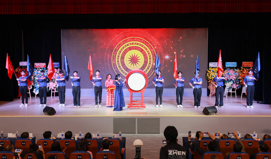 ThS Huỳnh Thúy Phương đánh trống khai khóa năm học mới. Ảnh: UMT. img-0002.jpg