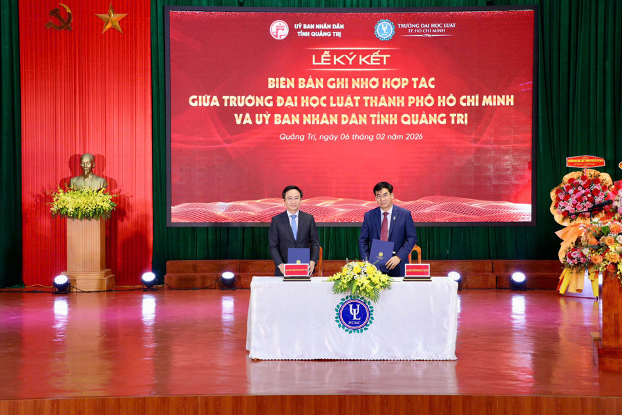 Lễ ký kết biên bản hợp tác giữa Trường Đại học Luật TPHCM và UBND tỉnh Quảng Trị. Ảnh: HCMULAW.