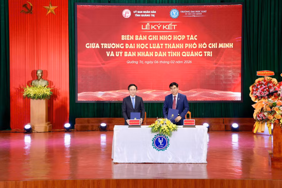 Lễ ký kết biên bản hợp tác giữa Trường Đại học Luật TPHCM và UBND tỉnh Quảng Trị. Ảnh: HCMULAW.