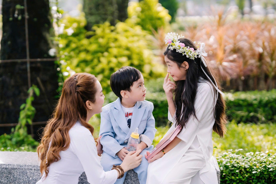 Sự hiện diện và thấu hiểu của gia đình chính là nền tảng giúp trẻ phát triển bền vững. Ảnh: NVCC. 3372685090878148157.jpg