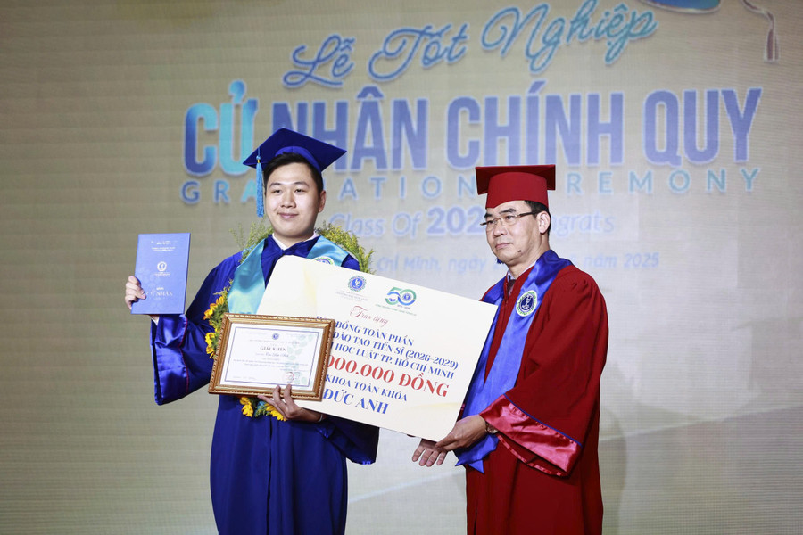 Thủ khoa Cao Đức Anh với điểm tốt nghiệp 3.9/4.0. Ảnh: HCMULAW. dab39b1d3b84b3daea95.jpg