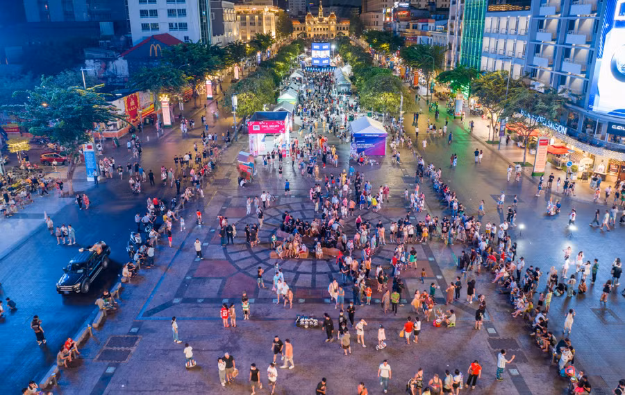 TPHCM về đêm tại Phố đi bộ Nguyễn Huệ. Ảnh: HIFF 2024
