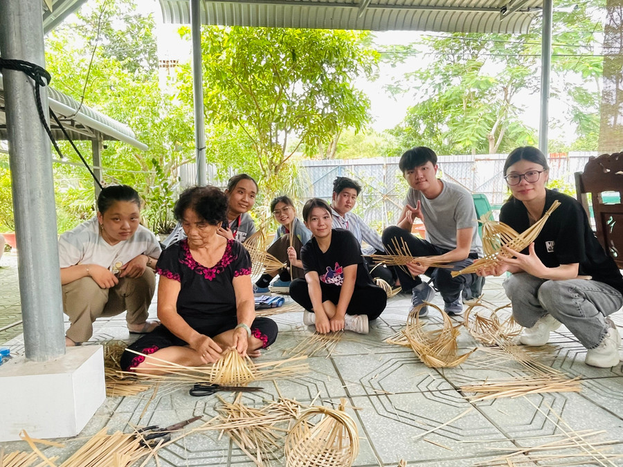 Bà Lê Thị Huých cùng nhóm sinh viên. Ảnh: H.T. 9caab4da778cfad2a39d.jpg