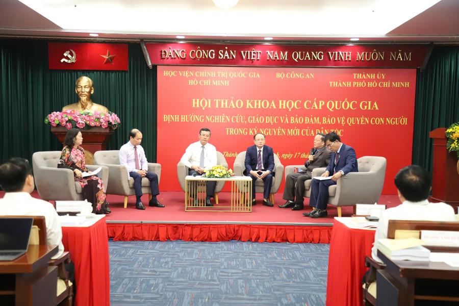 Первая сессия семинара на тему «Ориентация исследований и образования в области прав человека в новую эпоху развития страны». Фото: Нго Тунг. f8163ebaae6c22327b7d.jpg