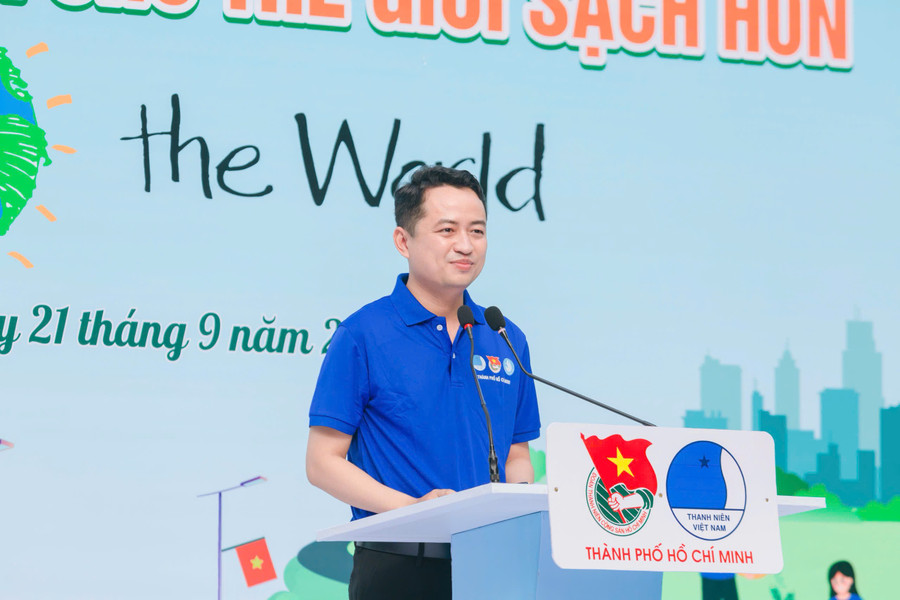 Anh Lê Tuấn Anh - Phó Bí thư Thành đoàn TPHCM phát biểu tại lễ ra quân. 076e3415336cb932e07d.jpg