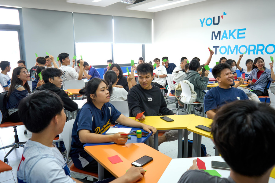 Sinh viên hứng thú với các hoạt động tại workshop. Ảnh: UMT. umt01557-retouch-copy-min.jpg