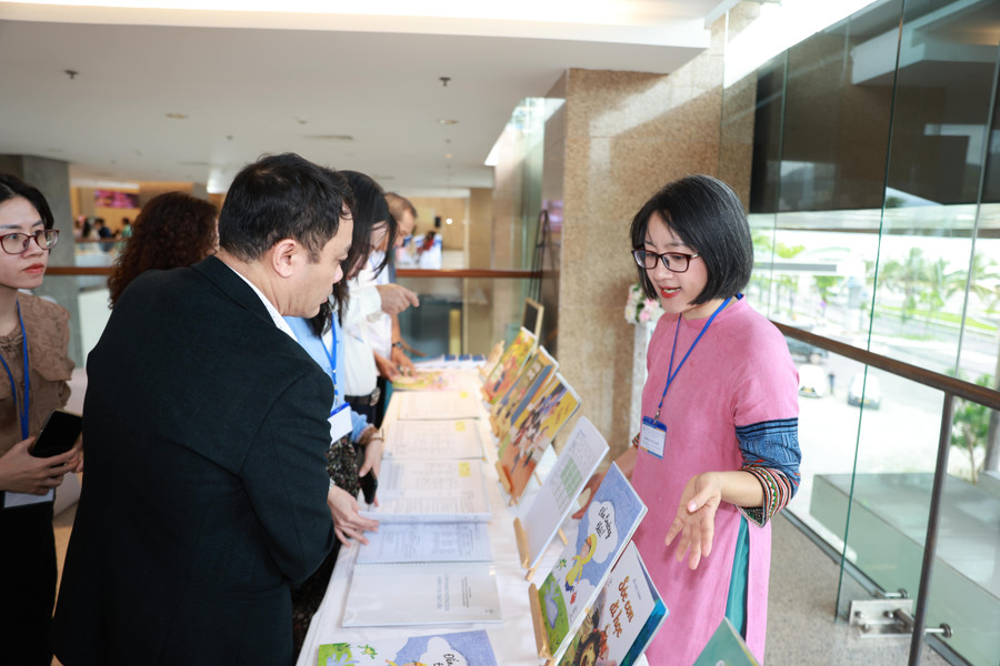 Đại biểu tham quan sách tại sự kiện. Ảnh: RtR. 