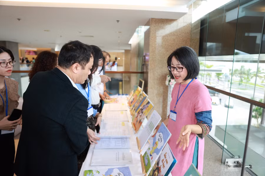 Đại biểu tham quan sách tại sự kiện. Ảnh: RtR. 