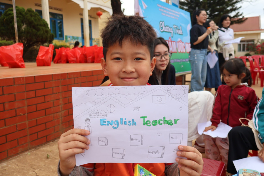 Thiếu nhi vẽ ước mơ của mình qua trang giấy.