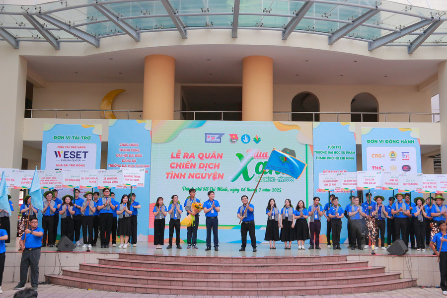 Lễ ra quân chiến dịch Mùa hè xanh năm 2025 tại Trường Đại học Sư phạm TPHCM. Ảnh: HCMUE. 