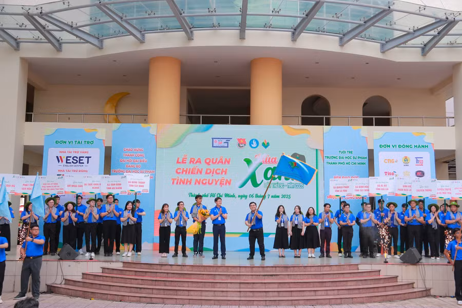 Lễ ra quân chiến dịch Mùa hè xanh năm 2025 tại Trường Đại học Sư phạm TPHCM. Ảnh: HCMUE. 