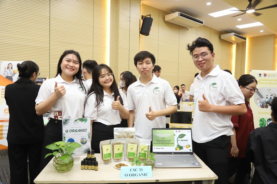 Nhóm sinh viên Trường Đại học Nguyễn Tất Thành tham gia cuộc thi khởi nghiệp đổi mới sáng tạo. Ảnh: NIIC. 3.jpg