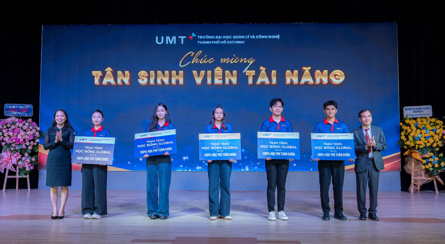 Nhà trường trao học bổng cho tân sinh viên. Ảnh: UMT. lin06315-copy.jpg