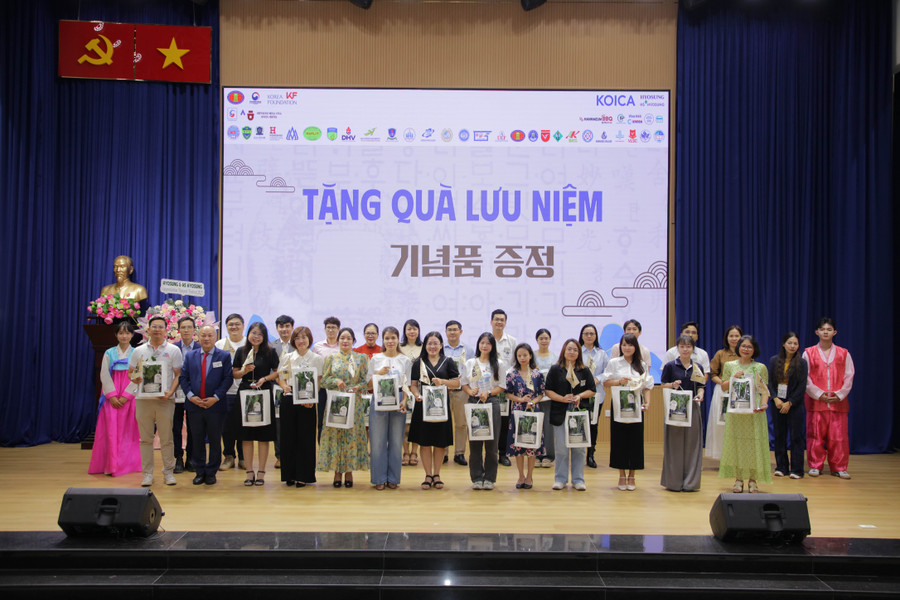Nhà trường trao tặng quà lưu niệm cho đại biểu, khách mời. ln256867-min.jpg
