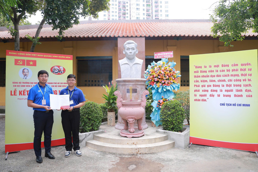 Anh Nguyễn Vũ Hoài Ân - Bí thư Đoàn Trường trao quyết định kết nạp đảng cho đảng viên Minh Nhật. Ảnh: NVCC. 1bcf4a97938b1ad5439a.jpg