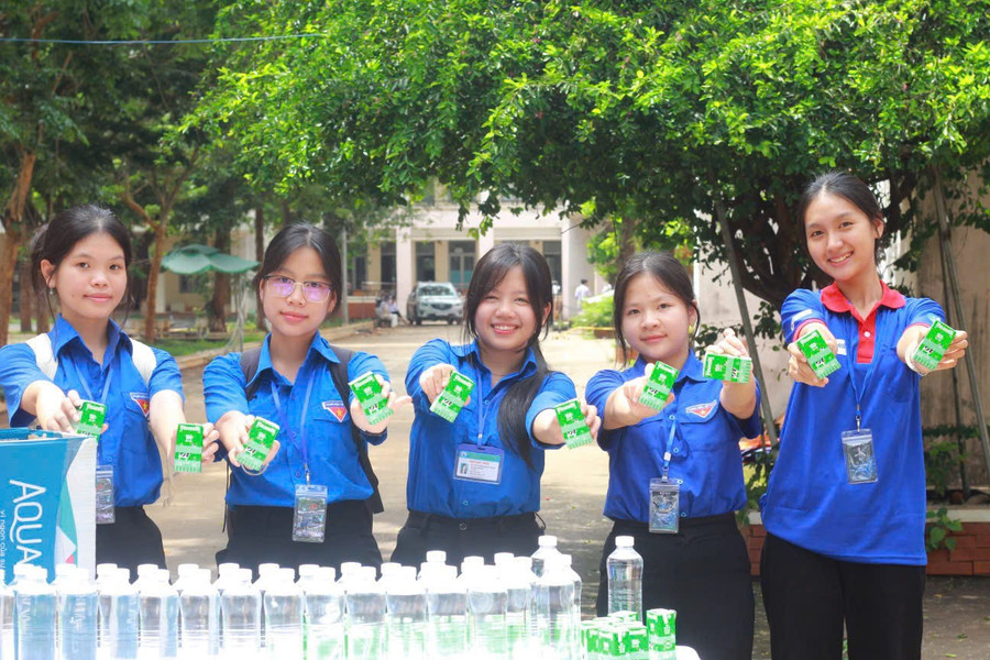 Dù mưa gió, các bạn tình nguyện viên vẫn không quên trao tay thí sinh những chai nước mát cùng nụ cười động viên. d197b833cbef7cb125fe.jpg