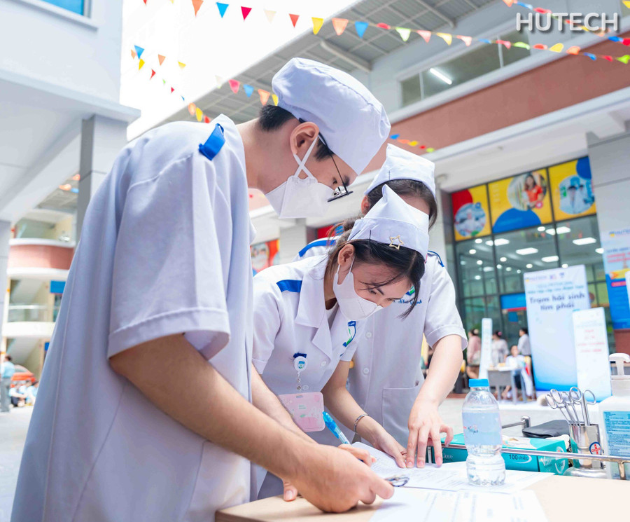 Sinh viên khối ngành sức khỏe thường có chuẩn đầu ra ngoại ngữ cao hơn các ngành khác. Ảnh: HUTECH. hutech.jpg