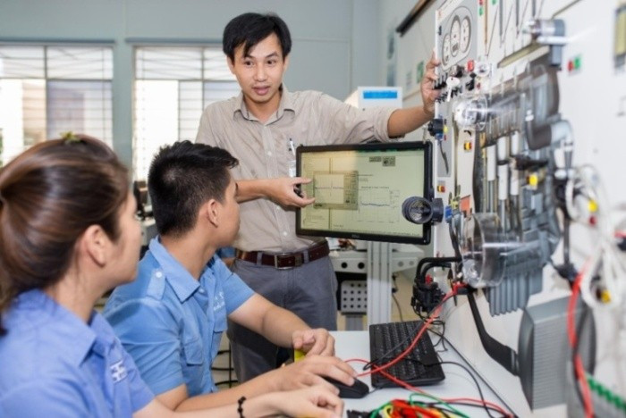 Sinh viên ngành kỹ thuật trong giờ học. Ảnh: CKC. 