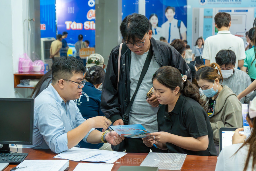 Sinh viên Trường Đại học Công Thương TPHCM nhập học năm 2025. Ảnh: HUIT. 539231509-1197048742455306-3074027162515353492-n.jpg