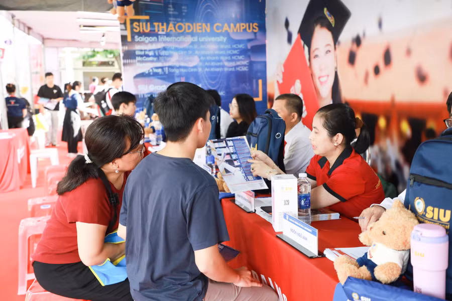 Gian hàng tư vấn tuyển sinh của Trường Đại học Quốc tế Sài Gòn tại Ngày hội Tư vấn nguyện vọng xét tuyển 2025. Ảnh: SIU.
