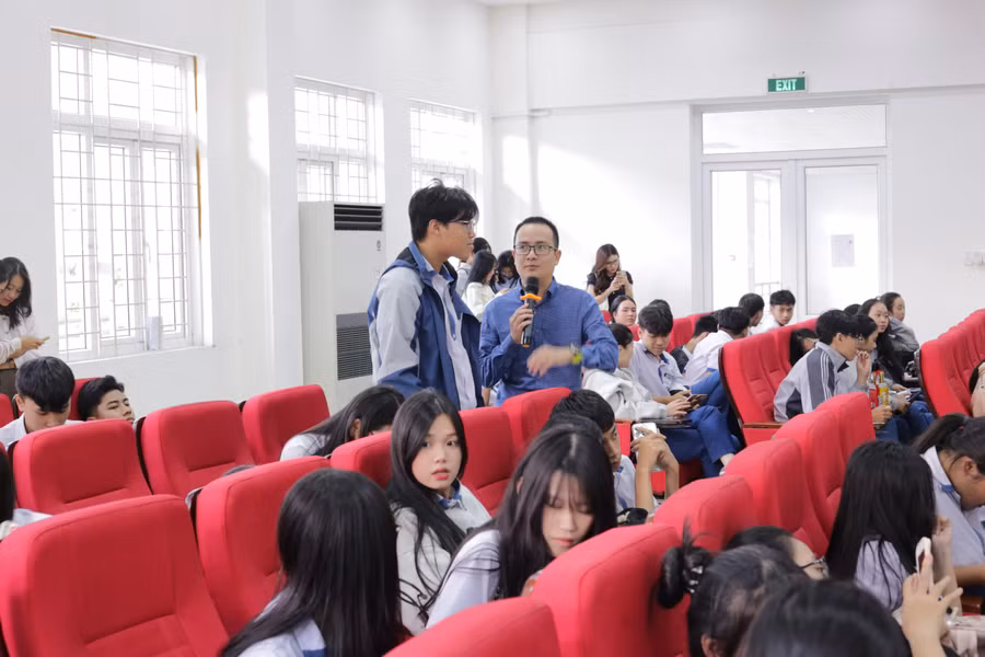 Anh Huỳnh Anh Thuận giao lưu với học sinh tại một buổi hướng nghiệp. Ảnh: NVCC.