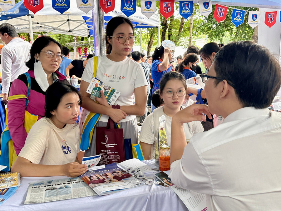 Phụ huynh, học sinh cần cẩn thận khi đăng ký xét tuyển đại học năm 2025. Ảnh: Thùy Linh. 
