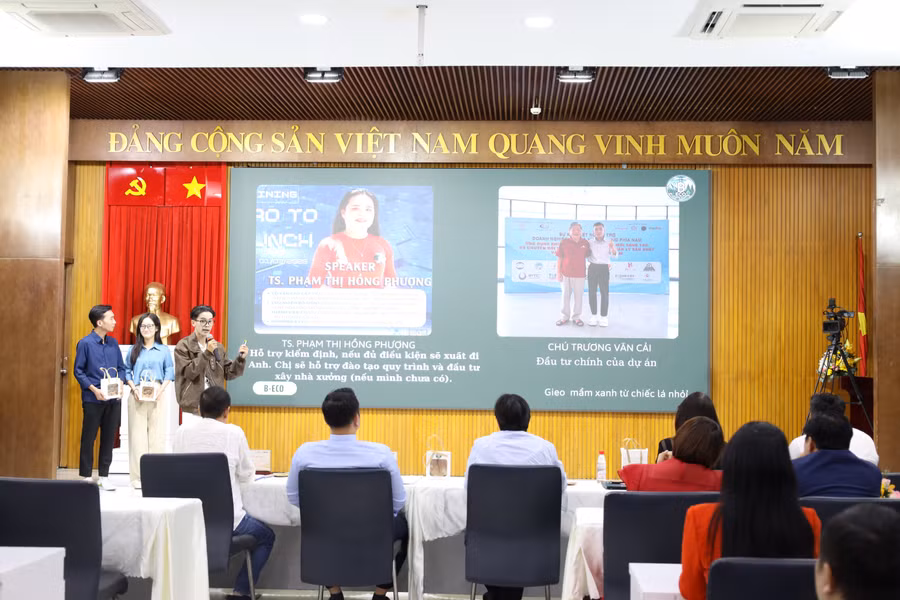 Sinh viên thuyết trình dự án khởi nghiệp. Ảnh: HCMULAW. 