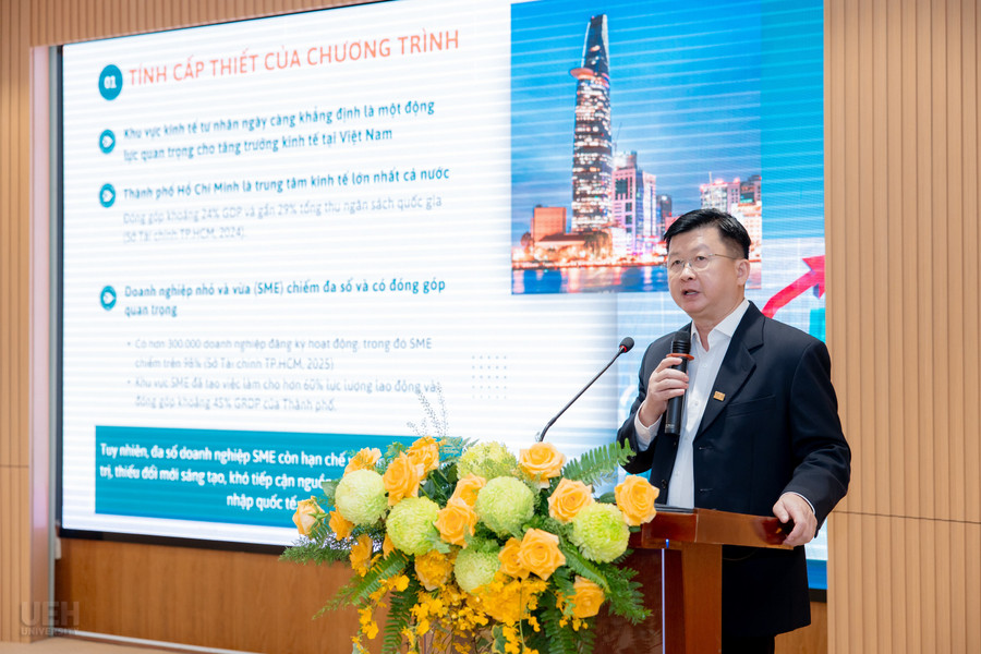 TS Đinh Công Khải - Phó Giám đốc Đại học Kinh tế TPHCM giới thiệu chương trình. Ảnh: UEH. zan-3018.jpg