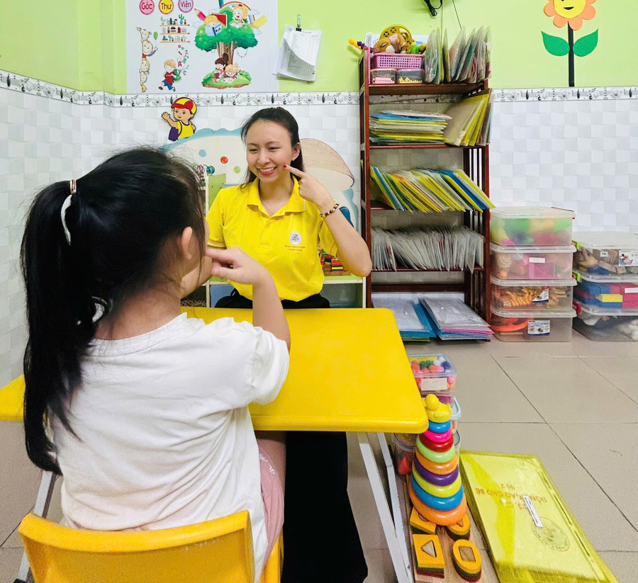 Sự kiên nhẫn và thấu cảm là nền tảng trong mỗi buổi dạy của cô Thu. Ảnh; NVCC. 4214919062456057535.jpg