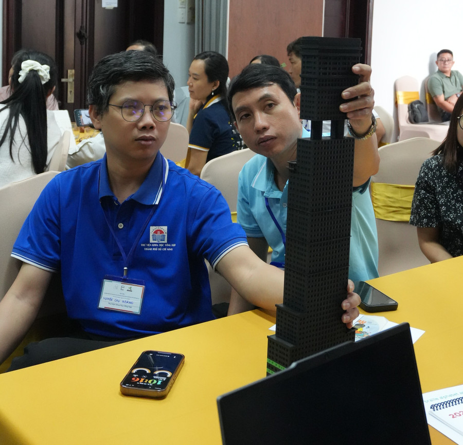 Anh Cao Hoàng (ngoài cùng bên trái) tìm hiểu mô hình 3D cho người khiếm thị. Ảnh: RTR. dsc06194.jpg