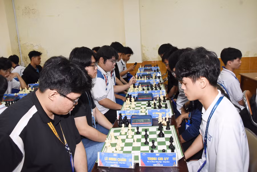 Học sinh, sinh viên thi cờ tướng. Ảnh: HCMUE. 