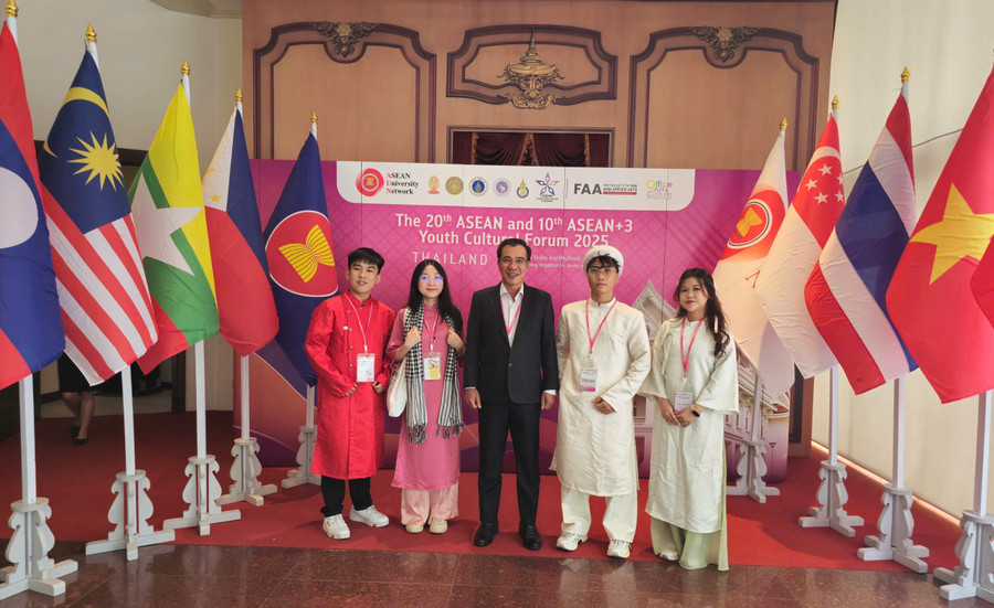 Quế Anh (thứ hai từ trái qua) tại Diễn đàn văn hoá thanh niên ASEAN và ASEAN +3. Ảnh: NVCC. 