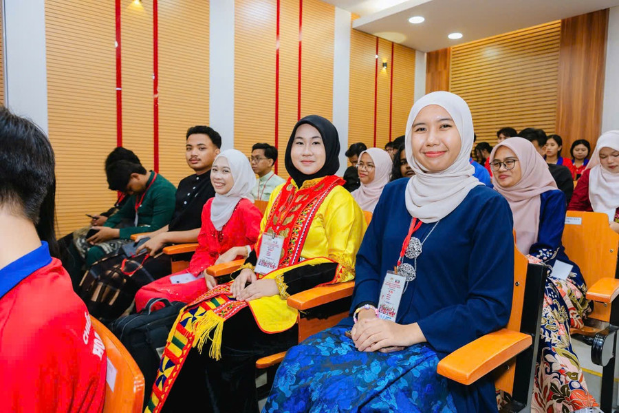 Tình nguyện viên Malaysia tươi cười trong lễ khai mạc. 5d07519af2707b2e2261.jpg