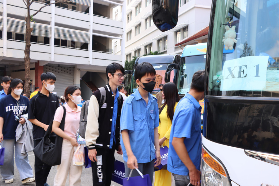 Những chuyến xe lăn bánh đưa sinh viên miền Trung về quê đón Tết.