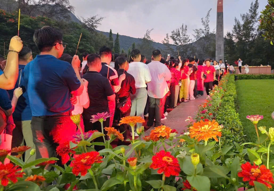 Đông đảo người dân dâng hương tại nghĩa trang. Ảnh: Công Đức. 2c1efcef5cf9d5a78ce8.jpg