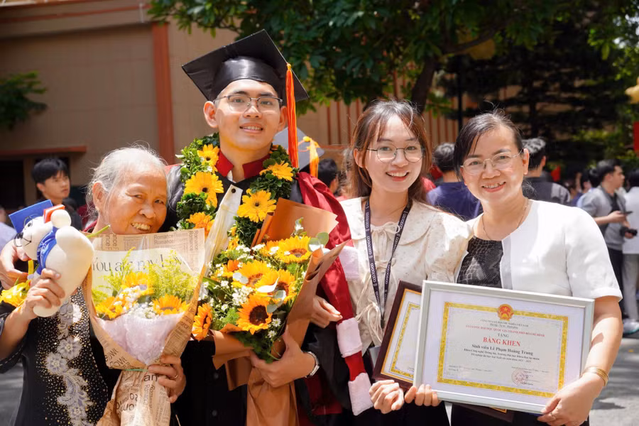 Lê Phạm Hoàng Trung cùng người thân tại Lễ tốt nghiệp năm 2025. Ảnh: HCMUS.