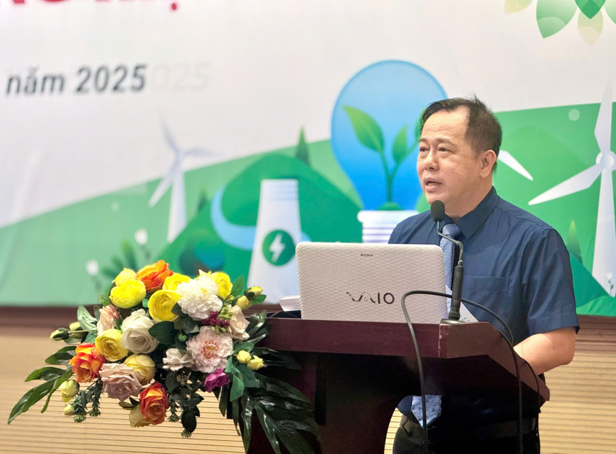 GS.TS Huỳnh Văn Sơn, Hiệu trưởng Trường Đại học Sư phạm TPHCM phát biểu tại hội thảo. Ảnh: Thùy Linh. 