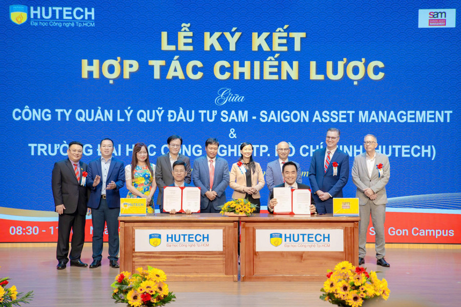 PGS.TS Nguyễn Thanh Phương - Phó hiệu trưởng HUTECH và ông Louis Nguyễn ký kết hợp tác chiến lược. Ảnh: HUTECH. 225f0cad871c0a42530d.jpg