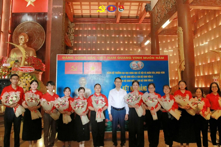 Đảng bộ Trường Đại học Khoa học Xã hội và Nhân văn (Đại học Quốc gia TPHCM) tổ chức lễ kết nạp đảng viên mới cho 12 quần chúng ưu tú. Ảnh: NTCC. 