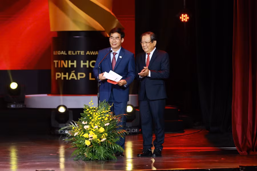 Ban tổ chức công bố kết quả giải thưởng "Tinh hoa Pháp lý 2026". Ảnh: HCMULAW. 