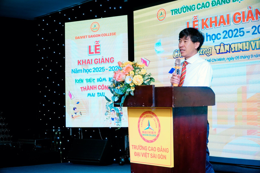 TS Lê Lâm - Hiệu trưởng Trường Cao đẳng Đại Việt Sài Gòn phát biểu tại buổi lễ. Ảnh: NTCC. 543159596-1175731194588250-6037505837055311994-n.jpg
