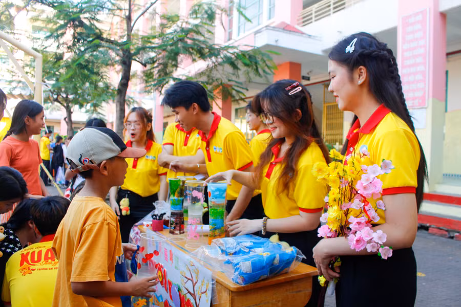 Nhiều hoạt động dịp tết Bính Ngọ cho thiếu nhi. Ảnh: Đội hình Xuân Sẻ Chia - SGU.