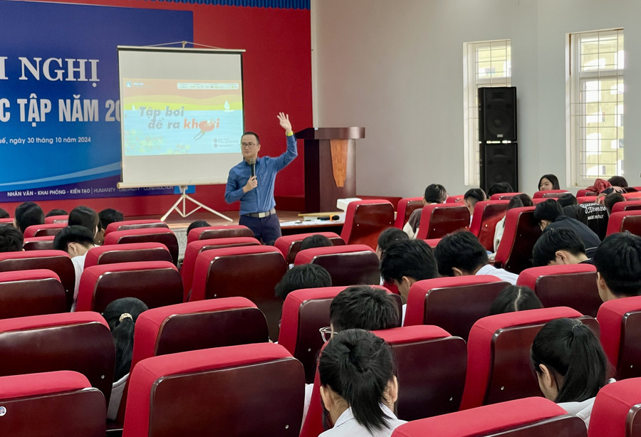 Sinh viên tham gia hoạt động tư vấn hướng nghiệp, chia sẻ về định hướng nghề nghiệp tương lai. Ảnh: NVCC. anh-2-hn.jpg