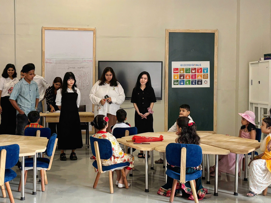 Thực tập sinh Thanh Thủy trình bày về các Mục tiêu Phát triển Bền vững của Liên Hợp Quốc tại sự kiện Global Village do AIESEC in India tổ chức. Ảnh: NVCC. 