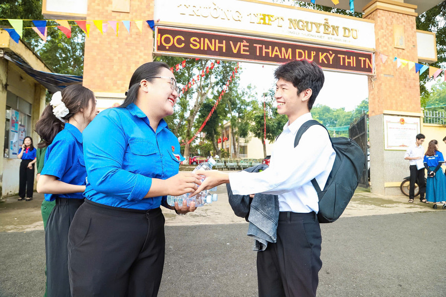 Học sinh cần nắm rõ thời gian đăng ký và các quy định mới trong mùa tuyển sinh để không bỏ lỡ cơ hội. Ảnh: Hồng Thương. ef37dcd95421e27fbb30.jpg